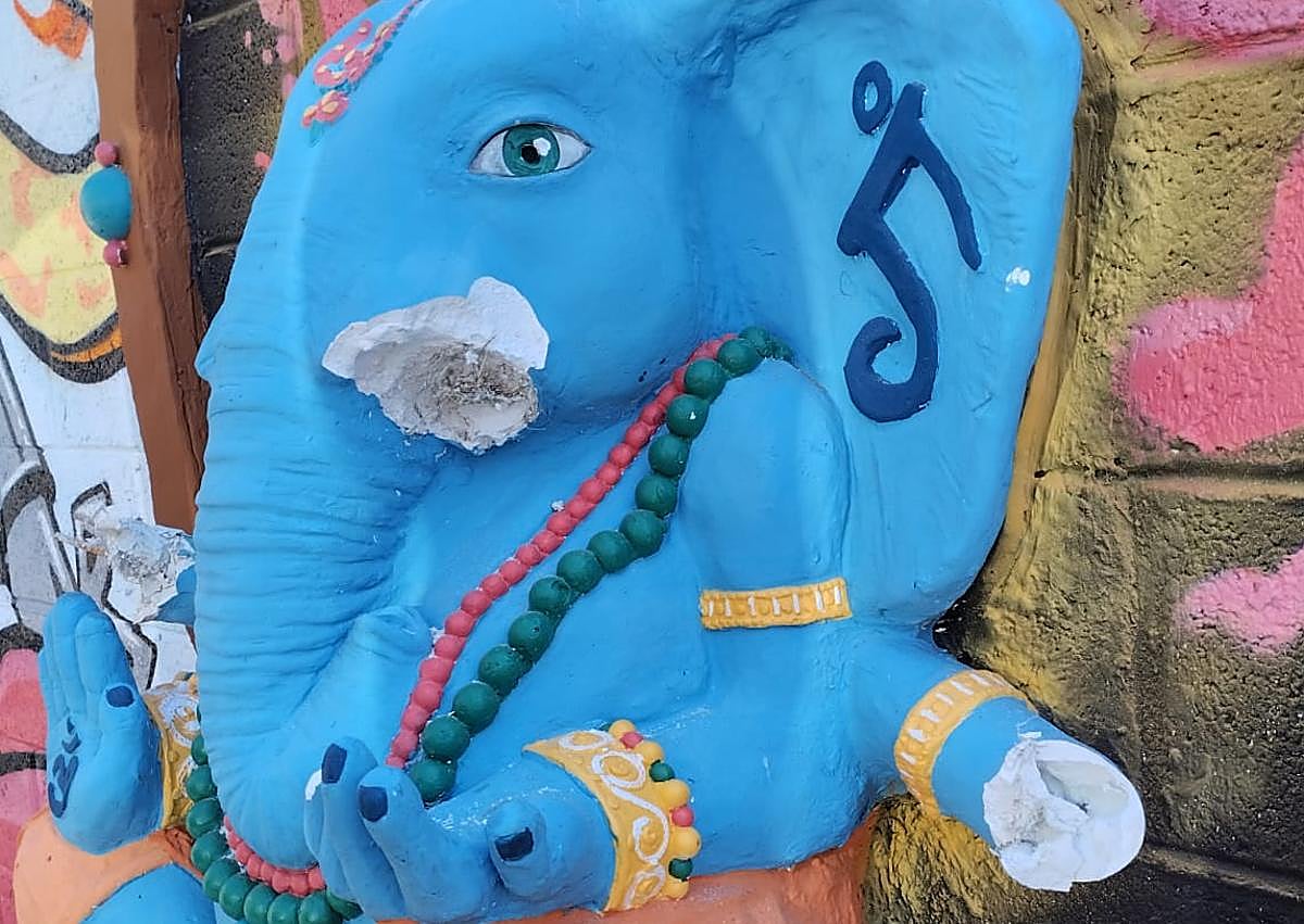 Imagen secundaria 1 - Más imágenes de la obra después de ser vandalizada.