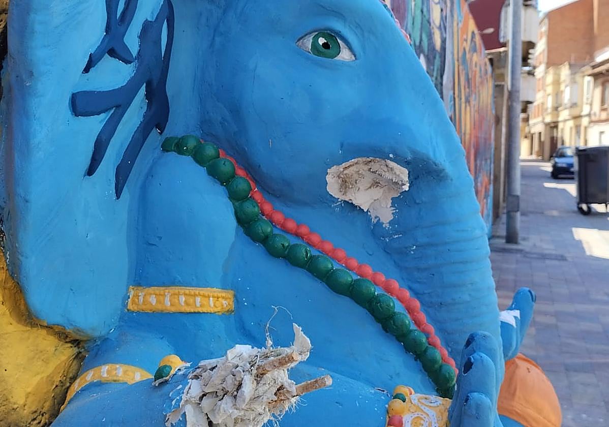 Detalle de la obra realizada y vandalizada en La Bañeza dedicada a los voluntarios fallecidos en los incendios.