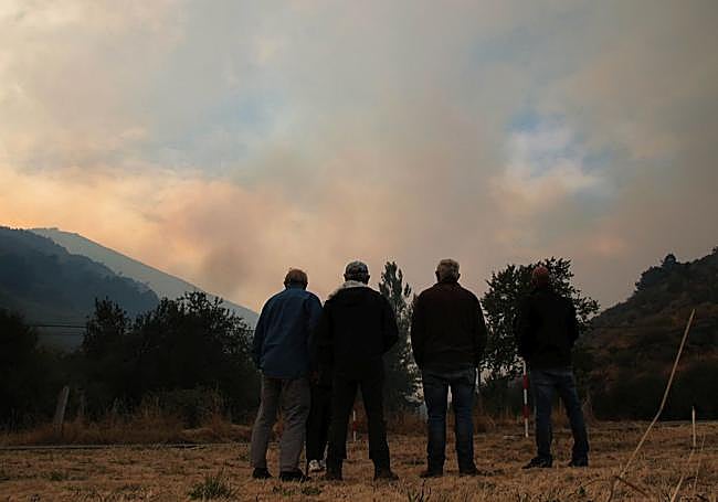 Vecinos observan las llamas y el humo en Boca de Huérgano.
