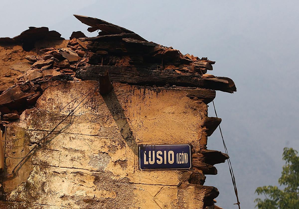 El pueblo de Lusio, arrasado por el fuego, es uno de los que recibe las ayudas.