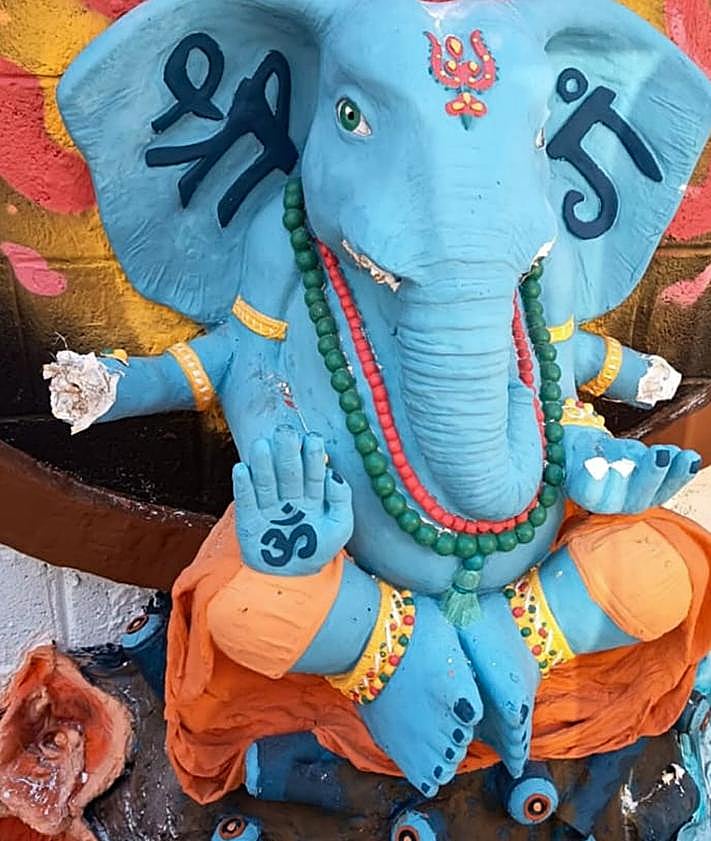 Imagen secundaria 2 - Más imágenes de la obra después de ser vandalizada.