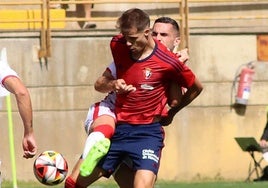 Ander Yoldi, defendido por Fornos, en el partido ante la Cultural en el Reino de León en 2023.