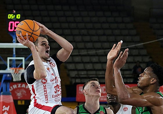 Instante de uno de los derbis de la pasada temporada.