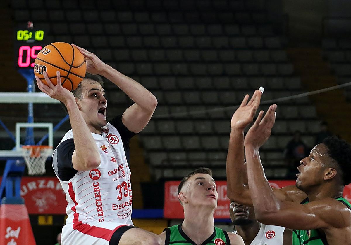 Instante de uno de los derbis de la pasada temporada.