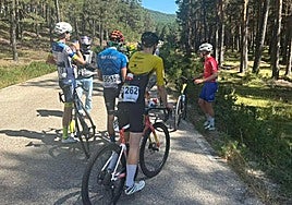 Momento en el que la prueba estaba parada tras ocurrir la caída múltiple.
