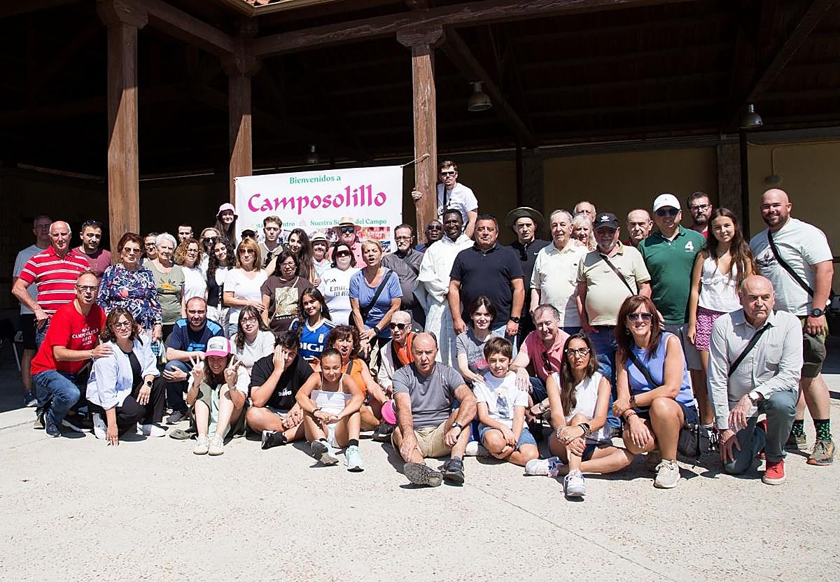 Imagen principal - Vecinos de Camposolillo en la 20 fiesta-encuentro.