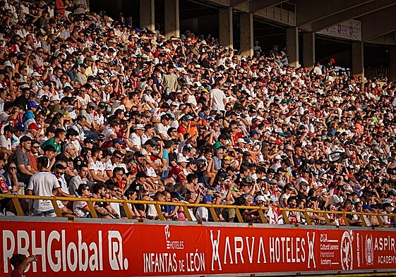 Grada del estadio Reino de León.