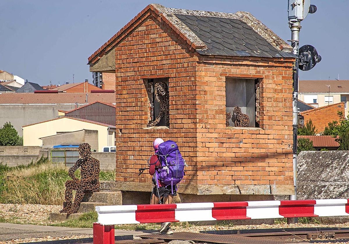Una de las esculturas que recibe a los peregrinos que pasan por Astorga.
