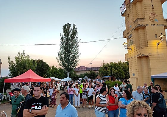 Decenas de personas se dieron cita en la XXXI Feria del Prieto Picudo