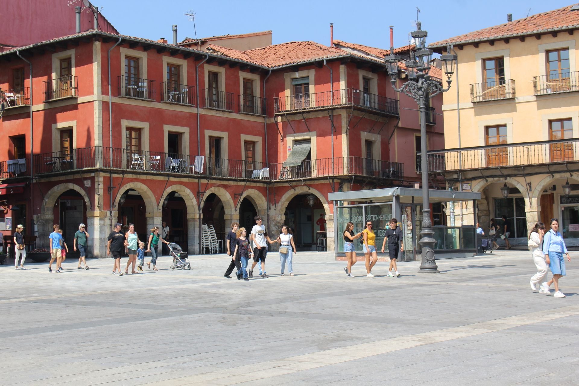 La Plaza Mayor de León luce reformada al completo