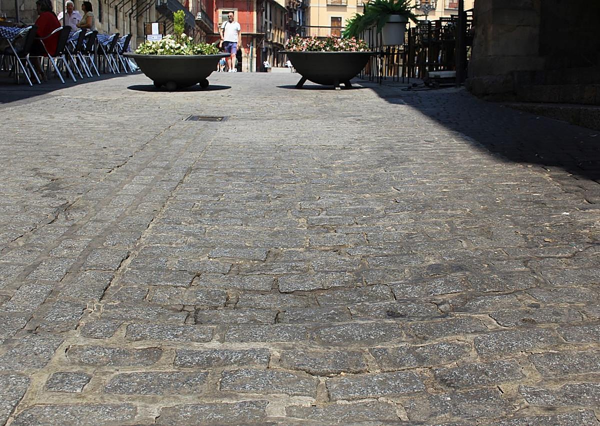Imagen secundaria 1 - Baches, tramos hundidos y ausencia de adoquines en la calle Santa Cruz.
