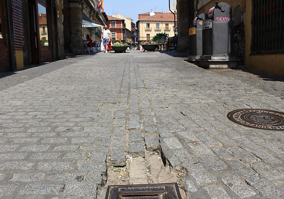 Ausencia de adoquines, baches y firme hundido en el tramo de calle Santa Cruz que da acceso a la Plaza Mayor de León.