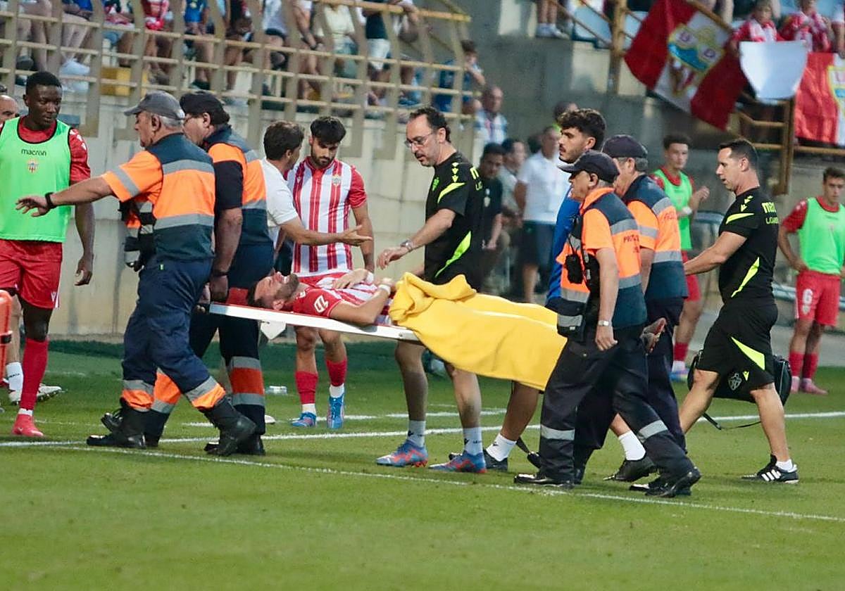 Baptistao siendo retirado del césped del Reino de León.
