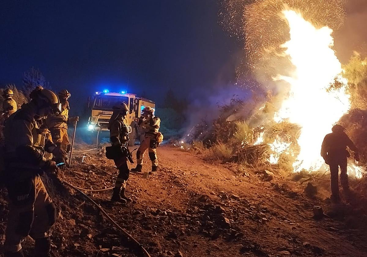 Imagen principal - La brif de Tabuyo en varias jornadas de trabajo, a la derecha Pablo González. 