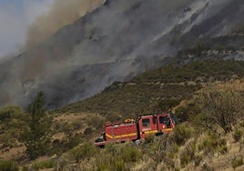 Efectivos trabajan en el incendio Fasgar, visto desde Tremor de Arriba, a 28 de agosto de 2025.