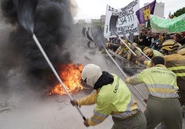 Imágenes de la protesta frente a las Cortes de Castilla y León