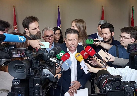 Luis Mariano Santos (UPL) atiende a los medios tras el pleno extraordinario en las Cortes.