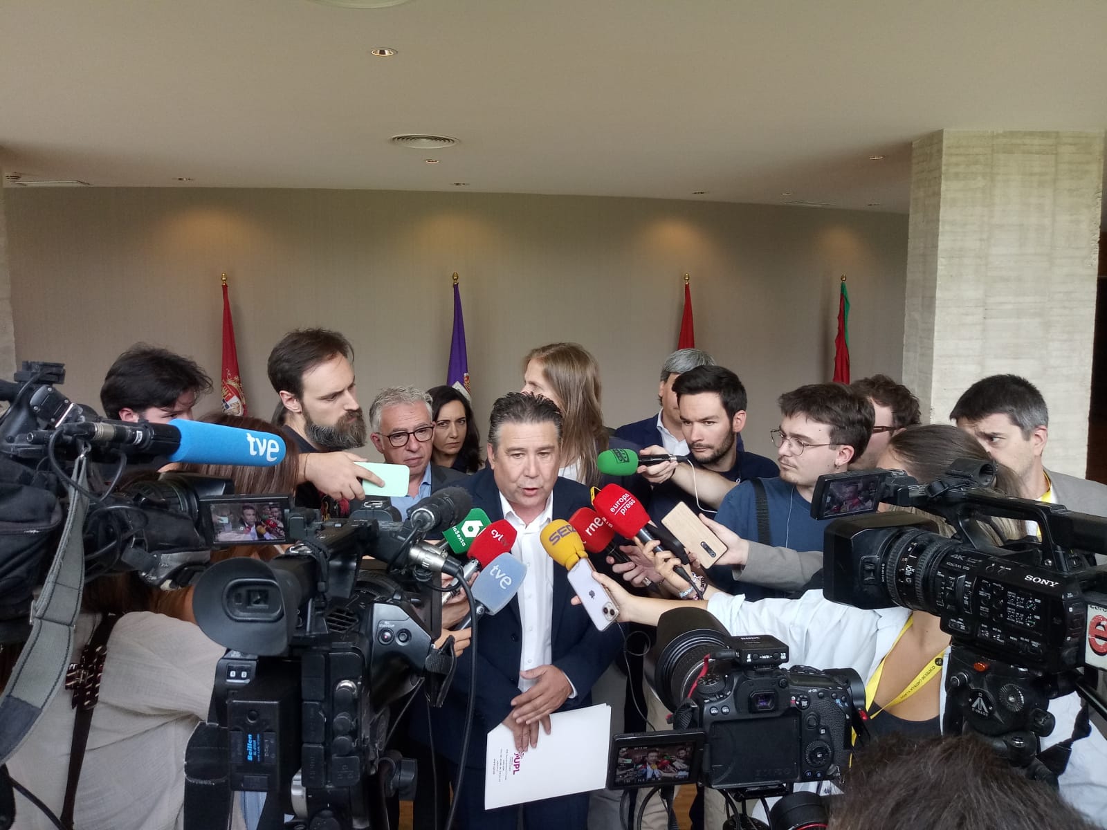 Luis Mariano Santos (UPL) atiende a los medios tras el pleno extraordinario en las Cortes.