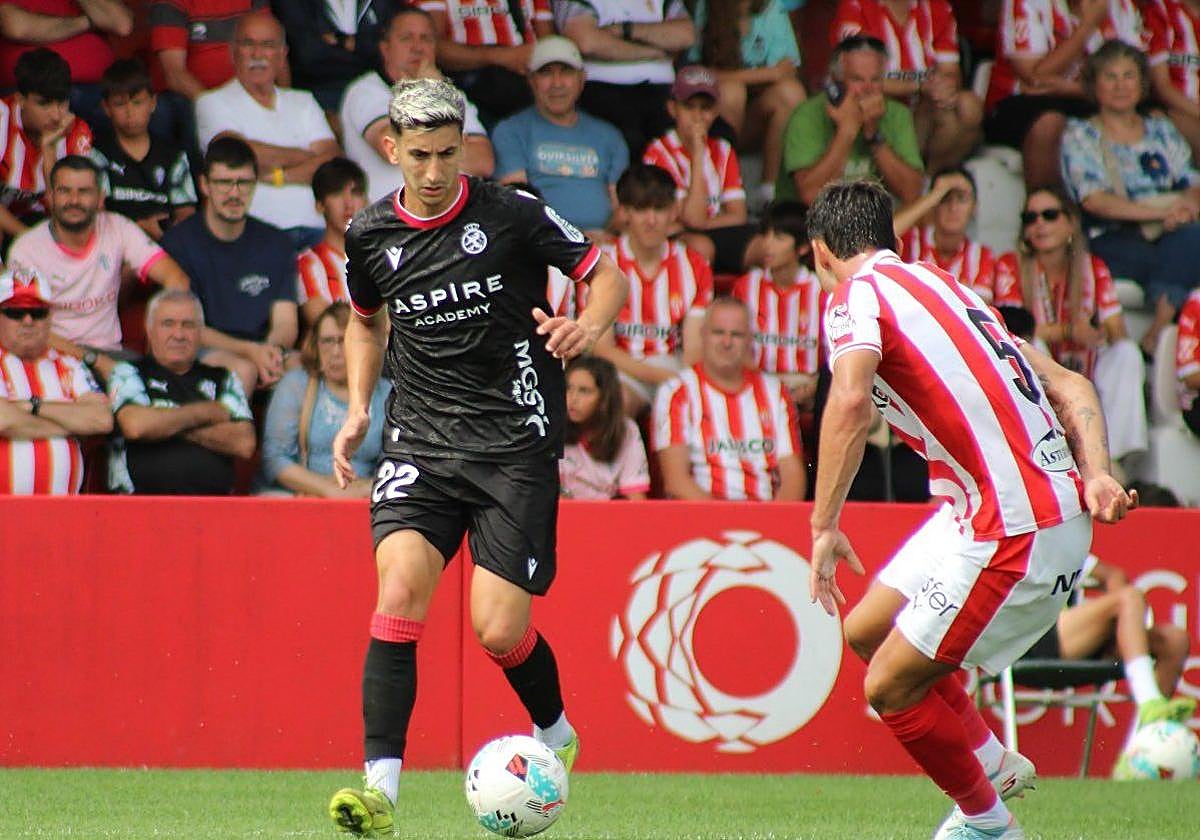 Pibe, en una acción ante el Real Sporting