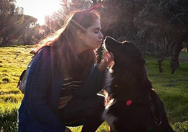 Victoria Carbajo junto a una mascota.