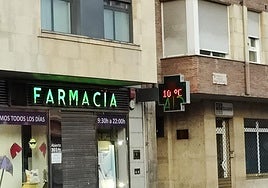 El termómetro de una farmacia en Alcalde Miguel Castaño marca 10 grados a primera hora de la mañana de este viernes 29 de agosto.