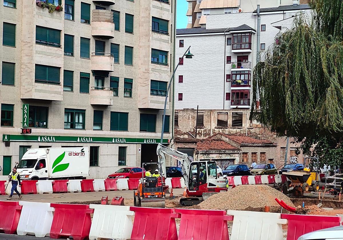 Estado de las obras de la futura rotonda junto al Puente de los Leones el último viernes del mes de agosto.