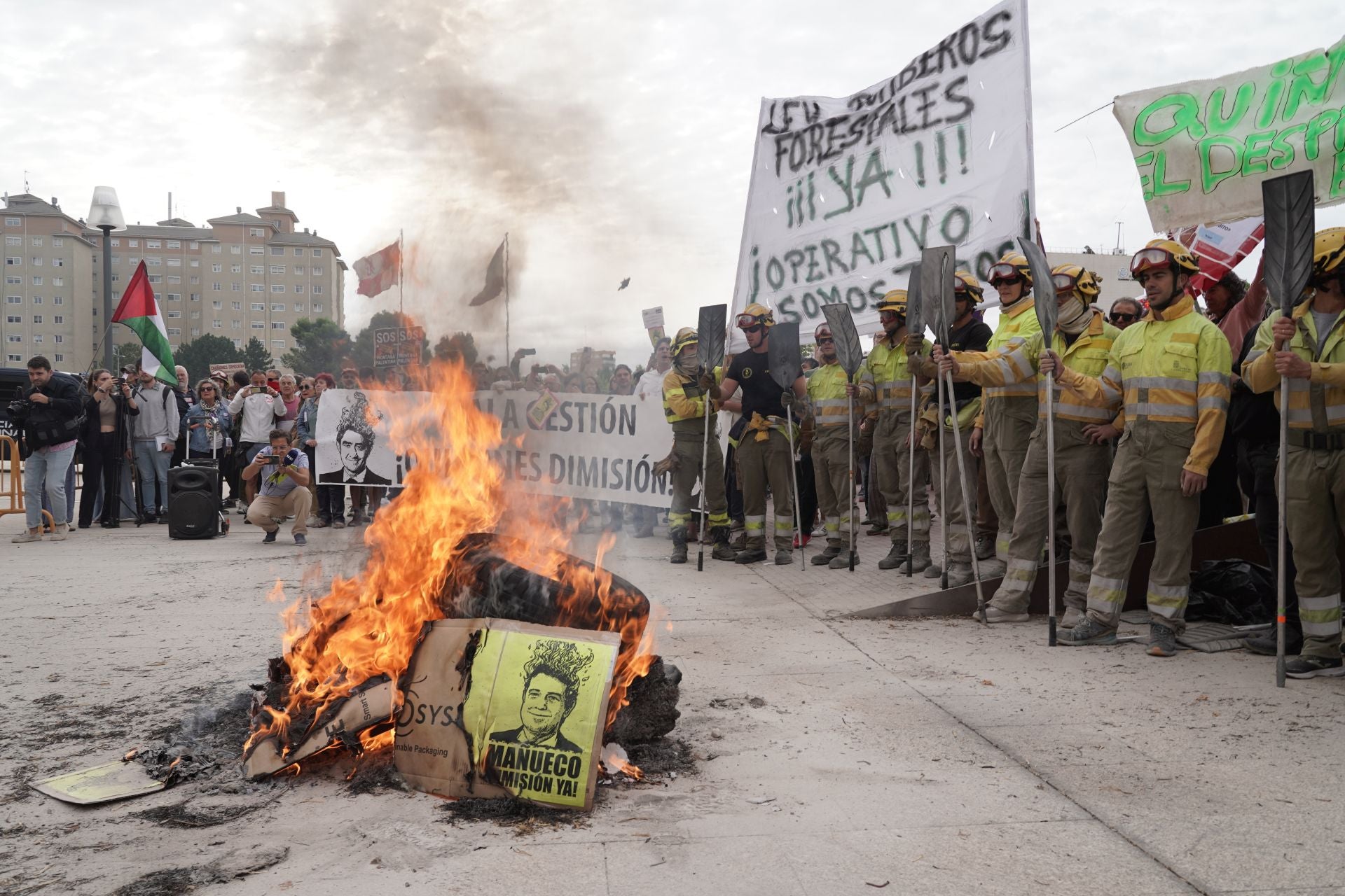 Concentración frente a las Cortes para exigir el cese del consejero de Medio Ambiente
