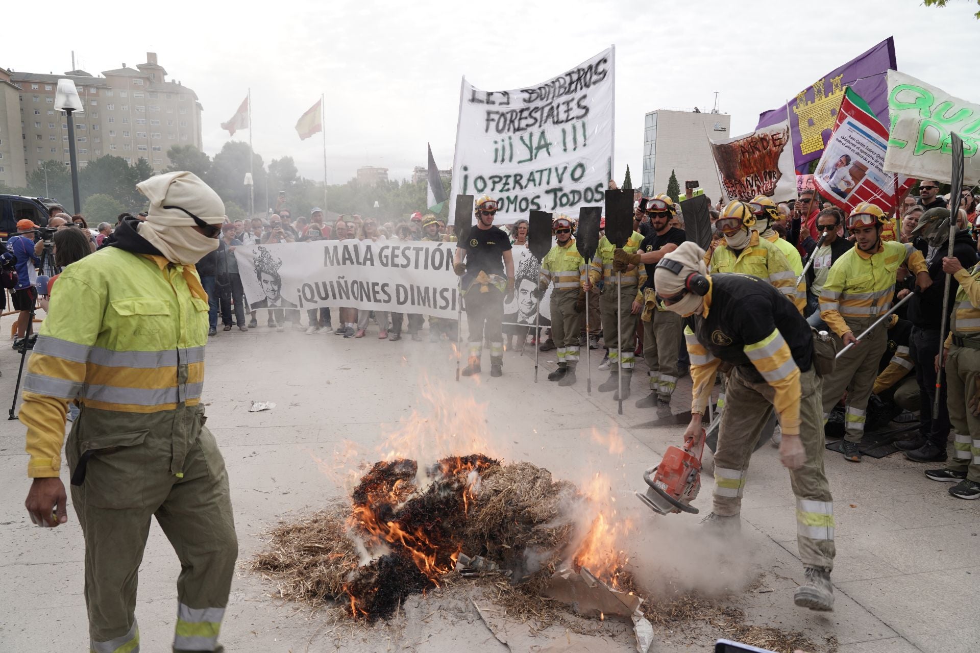 Concentración frente a las Cortes para exigir el cese del consejero de Medio Ambiente