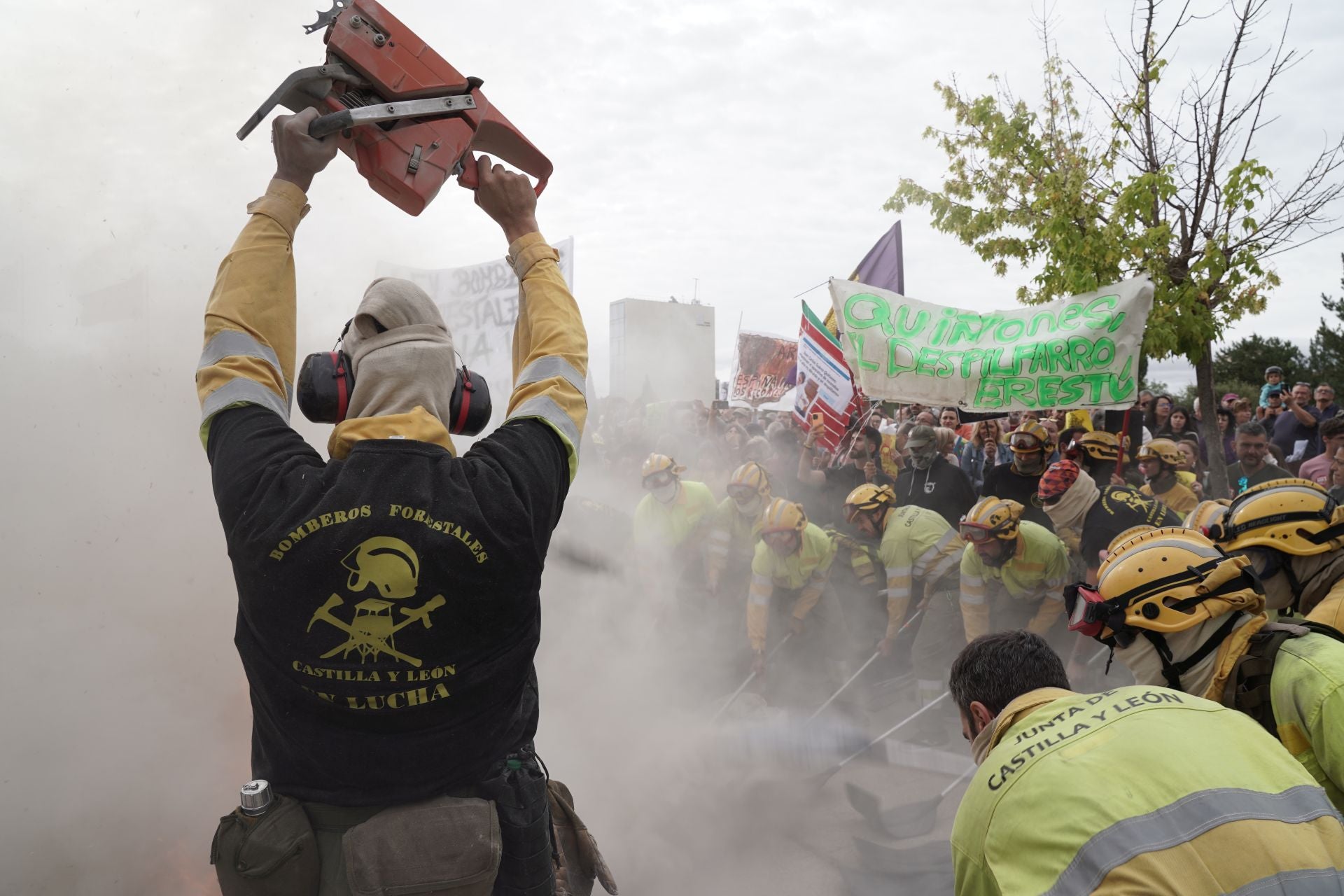 Concentración frente a las Cortes para exigir el cese del consejero de Medio Ambiente