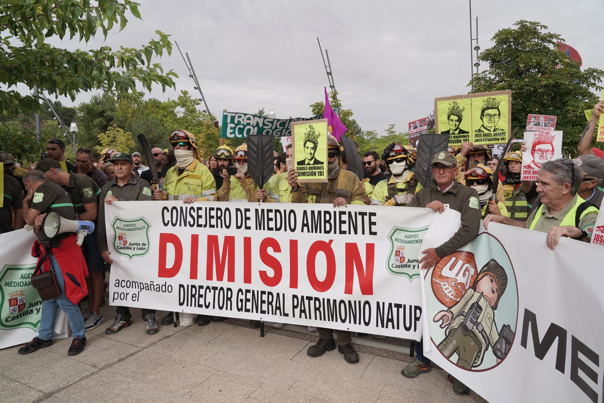 Concentración frente a las Cortes para exigir el cese del consejero de Medio Ambiente