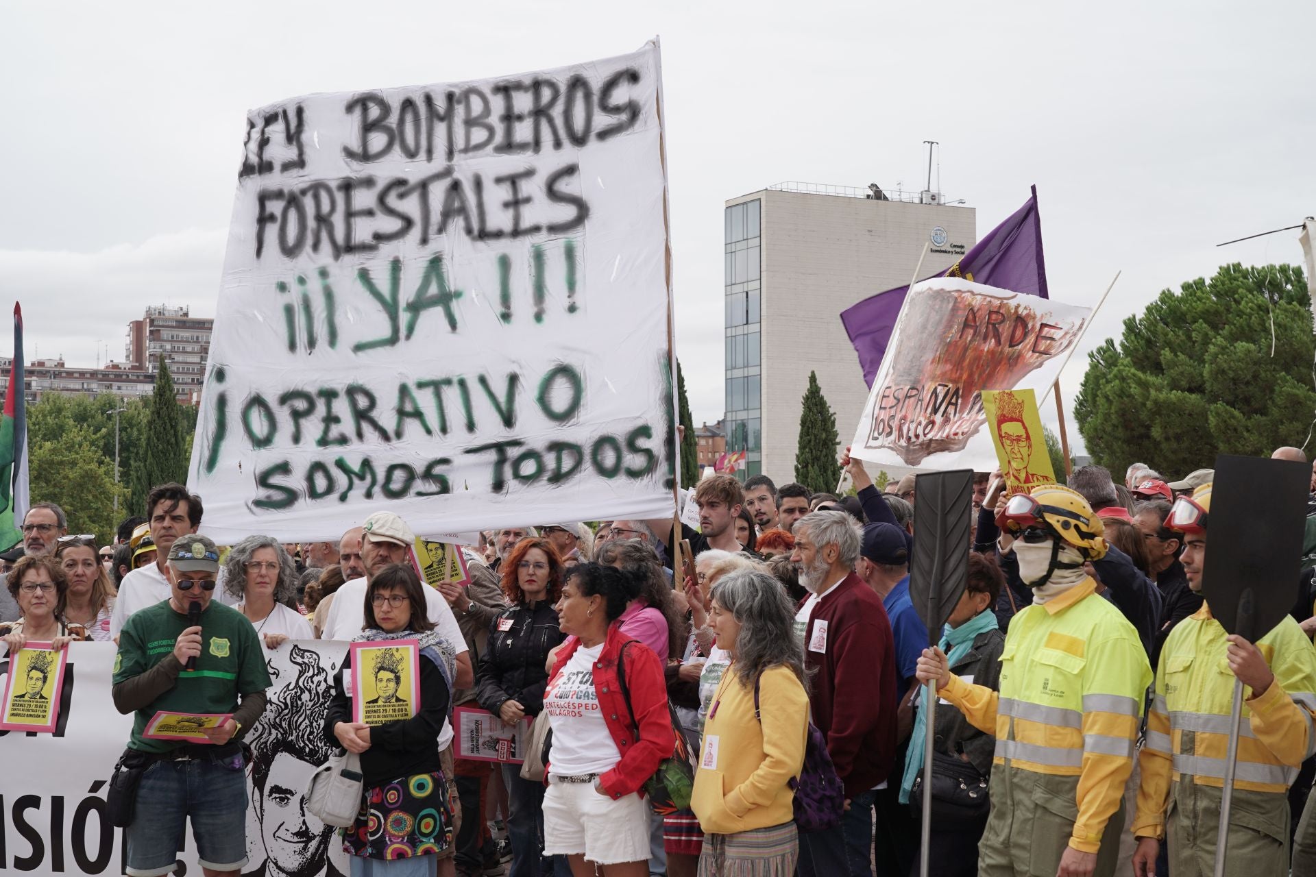 Concentración frente a las Cortes para exigir el cese del consejero de Medio Ambiente