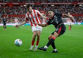 Bicho, en una acción del duelo ante el Sporting