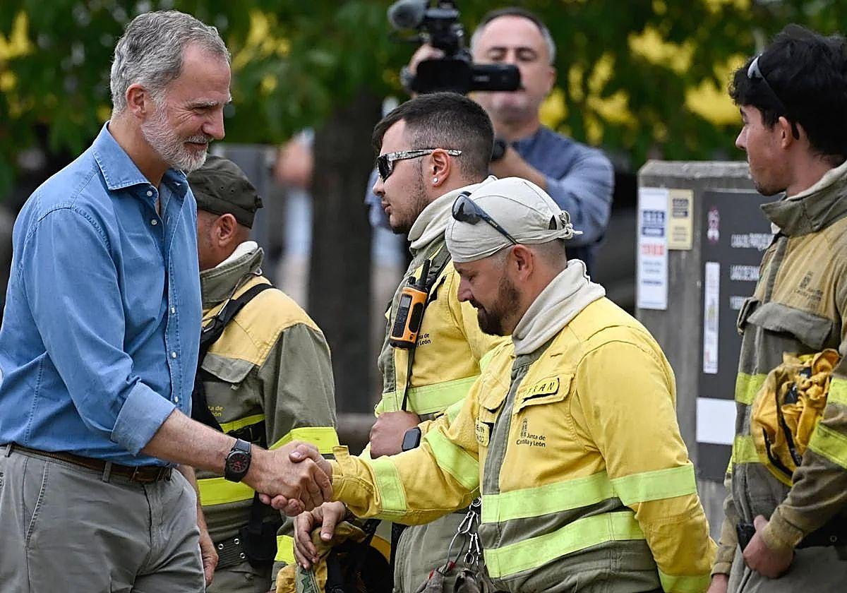 Felipe VI estrecha la mano del agente forestal antes de que llegue Mañueco.