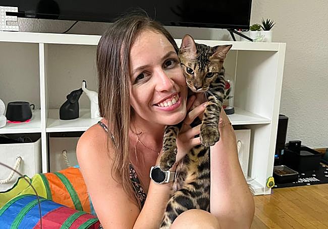 Nicole Teixeira cuidando un gato.