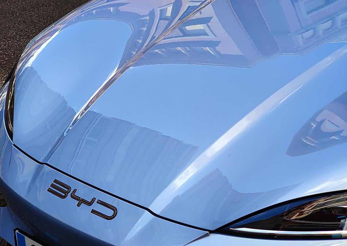 Imagen secundaria 1 - Un coche de una marca china matriculado este verano en León.