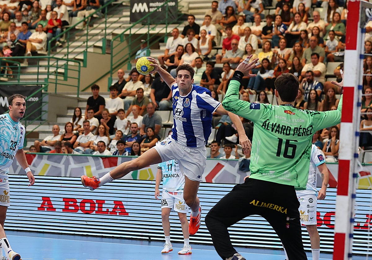 Acción del encuentro entre el Oporto y el Abanca Ademar