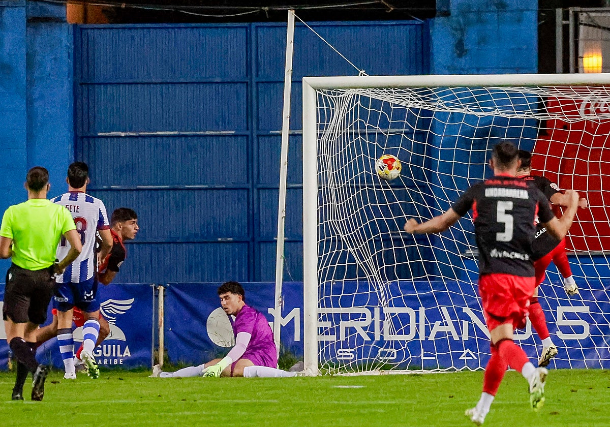 El balón entra en la portería del Real Avilés