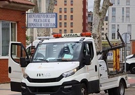 Una grúa accede al deposito municipal de vehículos en León en una imagen de archivo.
