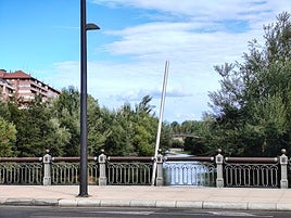 Cielo con intervalos nubosos desde el Puente de los Leones en un ventoso día en León.