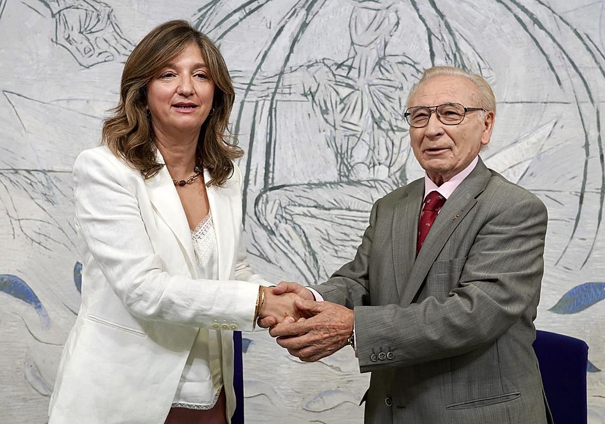 La rectora de la Universidad de León, Nuria González, y Martín Manceñido, como presidente de Donantes de Sangre y en representación de Fundaspe, firman un convenio de colaboración.