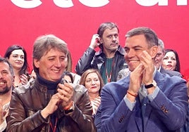 Pedro Sánchez y Carlos Martínez, en el Congreso que aupó al soriano al frente del PSOE en la comunidad.