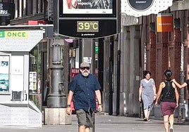 Imagen de viandantes por la calle Ordoño II