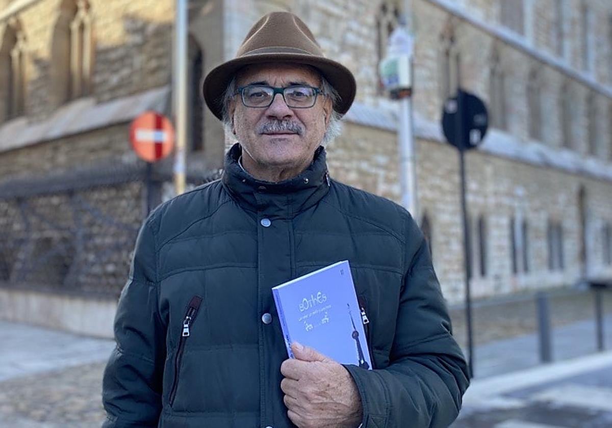 Antonio T. Reguera en el Museo Casa Botines Gaudí con su libro 'Botines. Un solar, un pleito y una casa'.