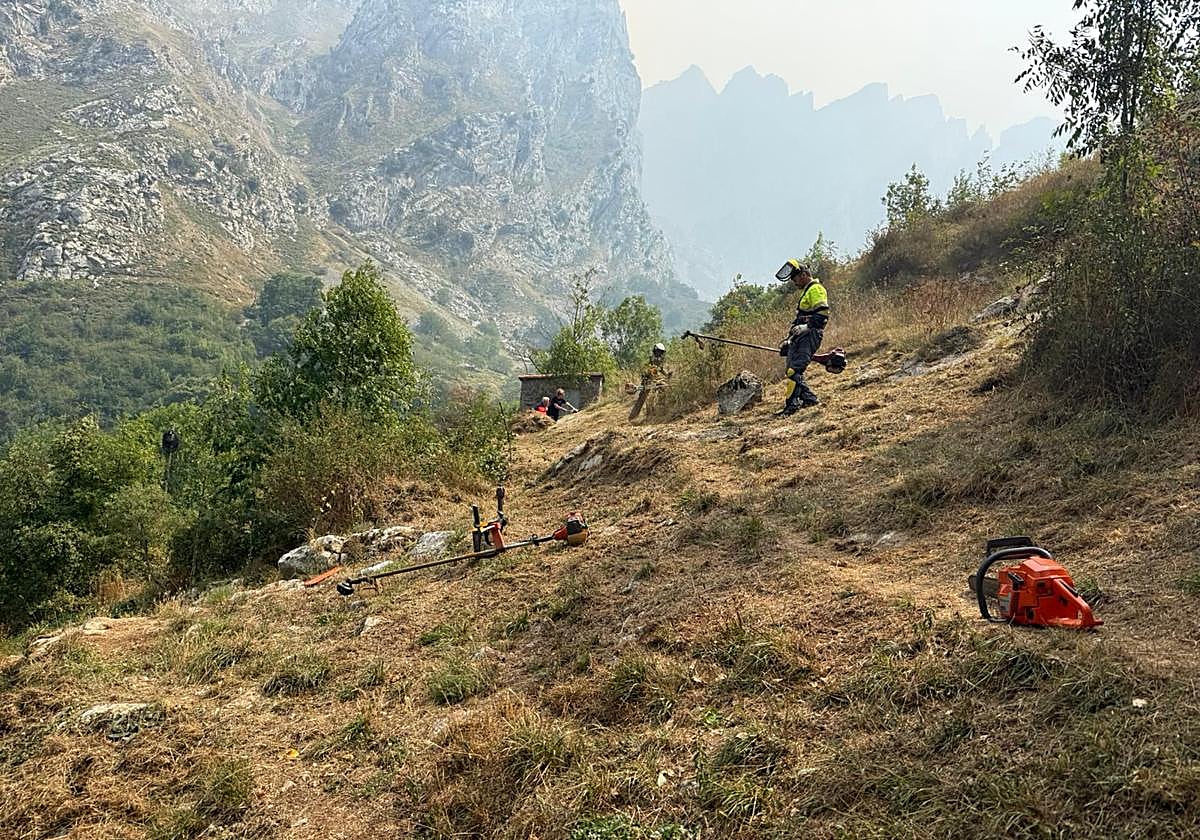 Vecinos de Caín desbrozando el perímetro del pueblo para evitar que el fuego llegara a sus casas.