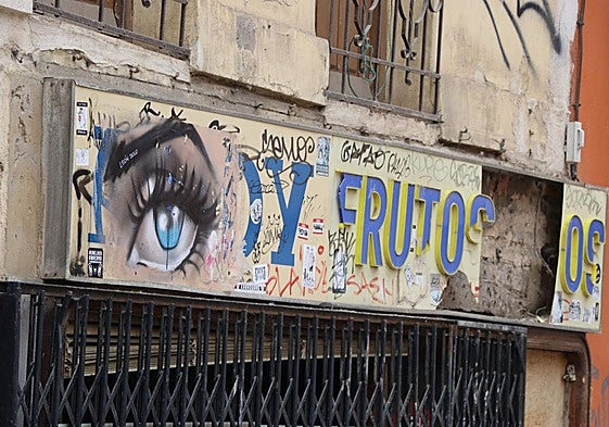 Un cartel de un antiguo negocio en la calle del reto de esta semana.