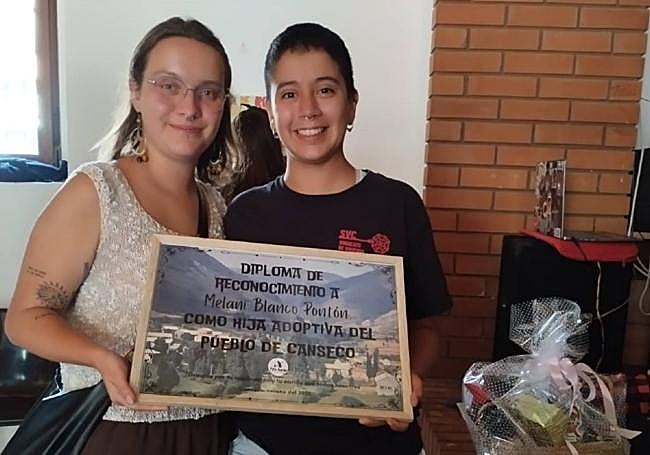 A la izquierda, Carmen García de la asociación cultural; a la derecha la estudiante Melani Blanco.