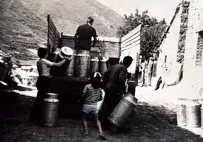 Imagen histórica del reparto de leche en el pueblo.