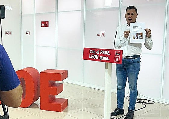 Cendón sostiene un recorte de prensa con declaraciones de Suárez-Quiñones el 1 de septiembre.