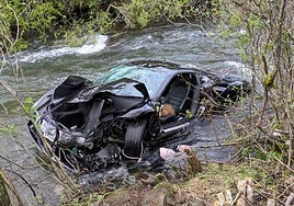 Imagen del Ferrari en el que fallecieron dos británicos al despeñarse y caer en el río Yuso.