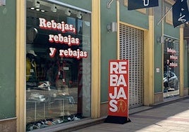 Imagen de archivo de un comercio con las rebajas de verano en León.